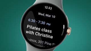 En Google Pixel Watch som kör Wear OS och som visas upp mot en grön bakgrund.