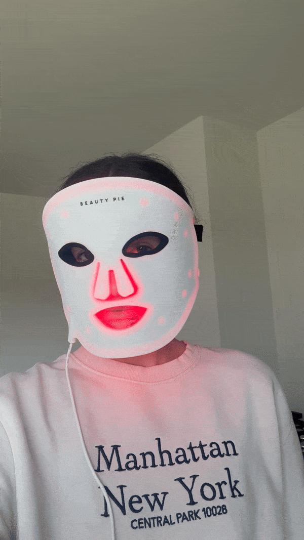 Mengenakan Masker LED Beauty Pie