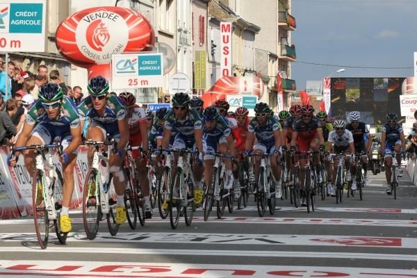 Saur - Sojasun lead the peloton