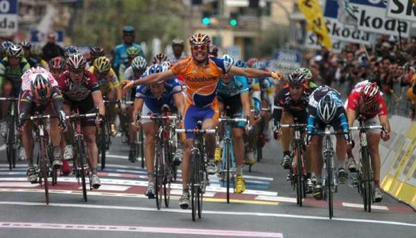 Oscar Freire (Rabobank) takes the sprint.