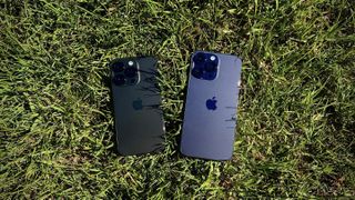 iPhone 14 Pro Max Deep Purple and iPhone 14 Pro Space Black