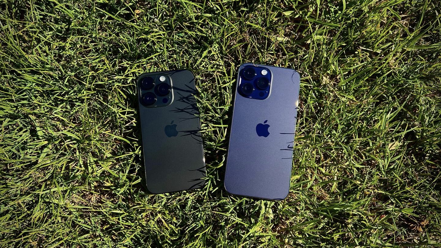 iPhone 14 Pro Max Deep Purple and iPhone 14 Pro Space Black