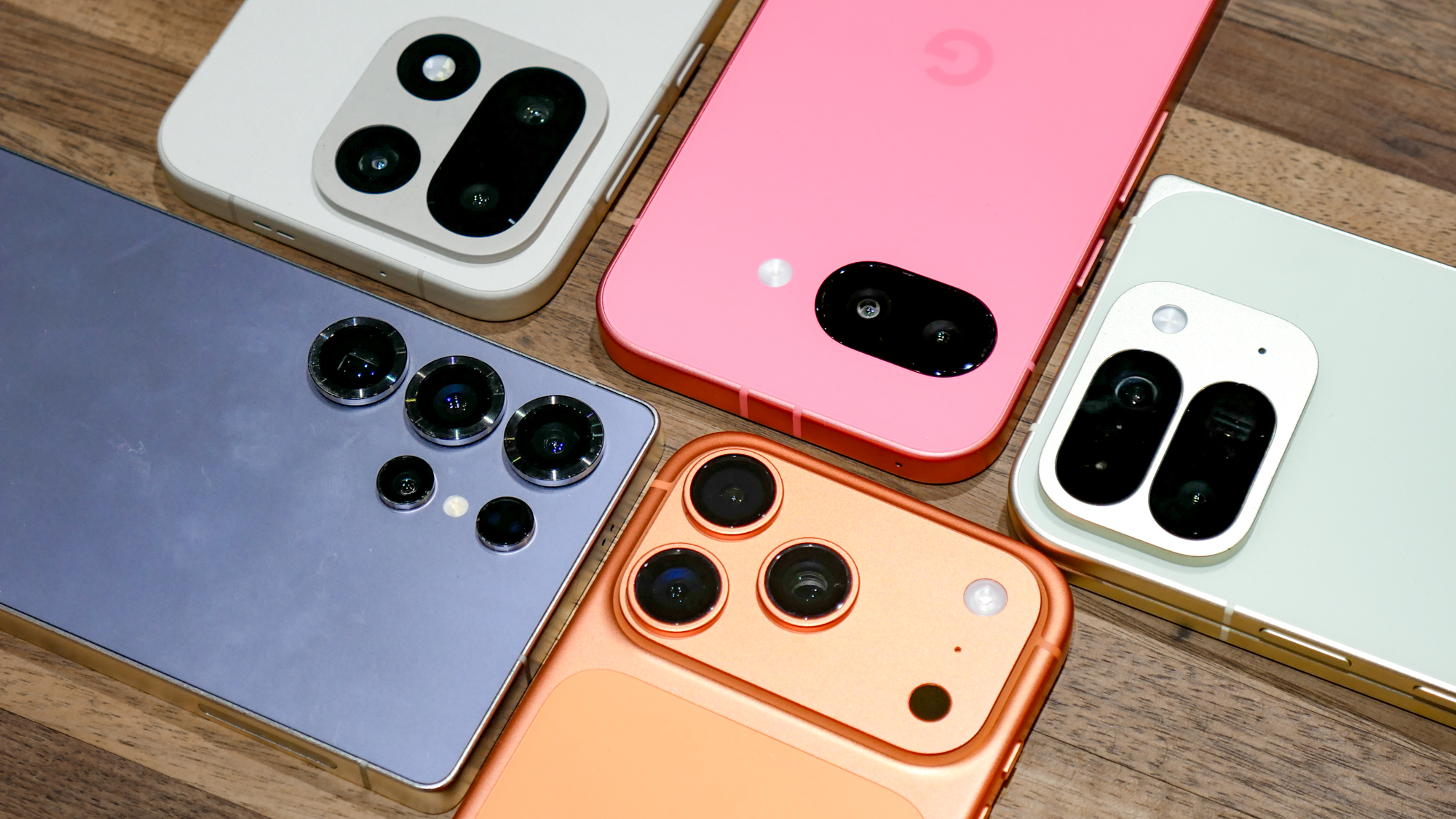 A bunch of camera lenses next to one another.