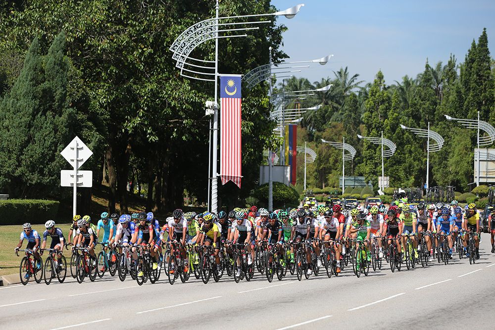 The peloton cuts trough town