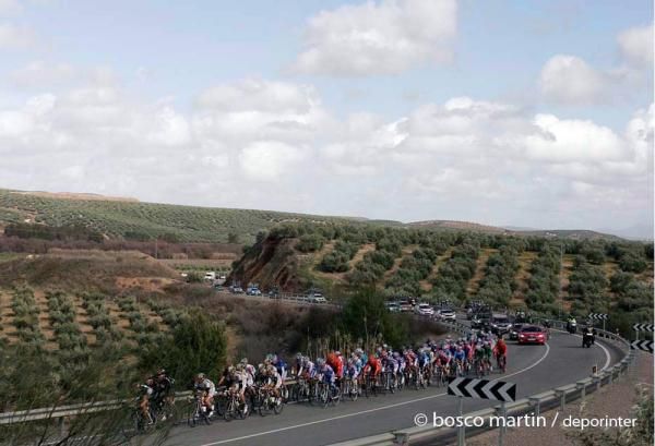 High winds encouraged the peloton to remain largely intact