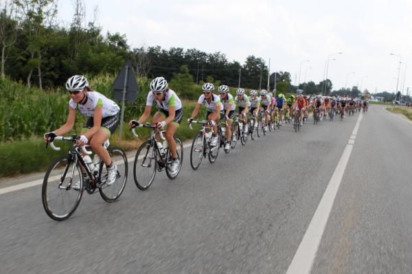 Annemiek Van Vleuten leads the Nederland Bloeit team whilst they protect race leader Marianne Vos .