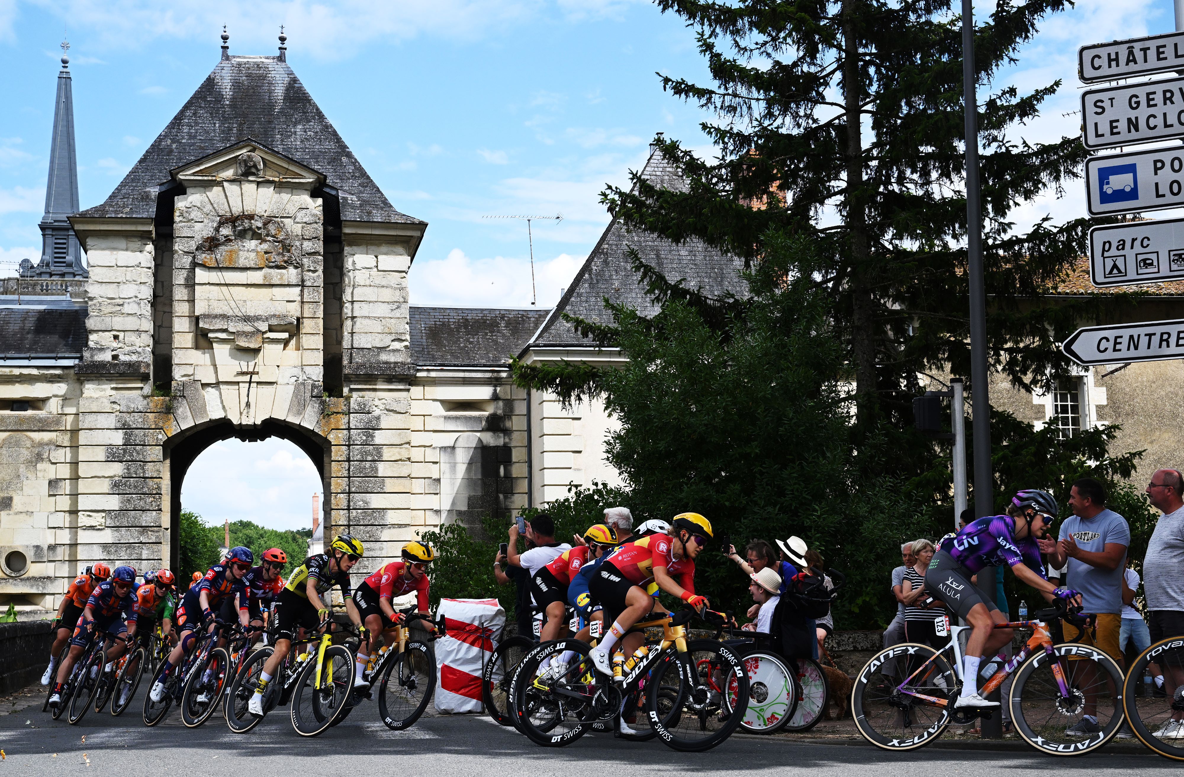 Peloton at stage 4 of Tour de France Femmes 2025