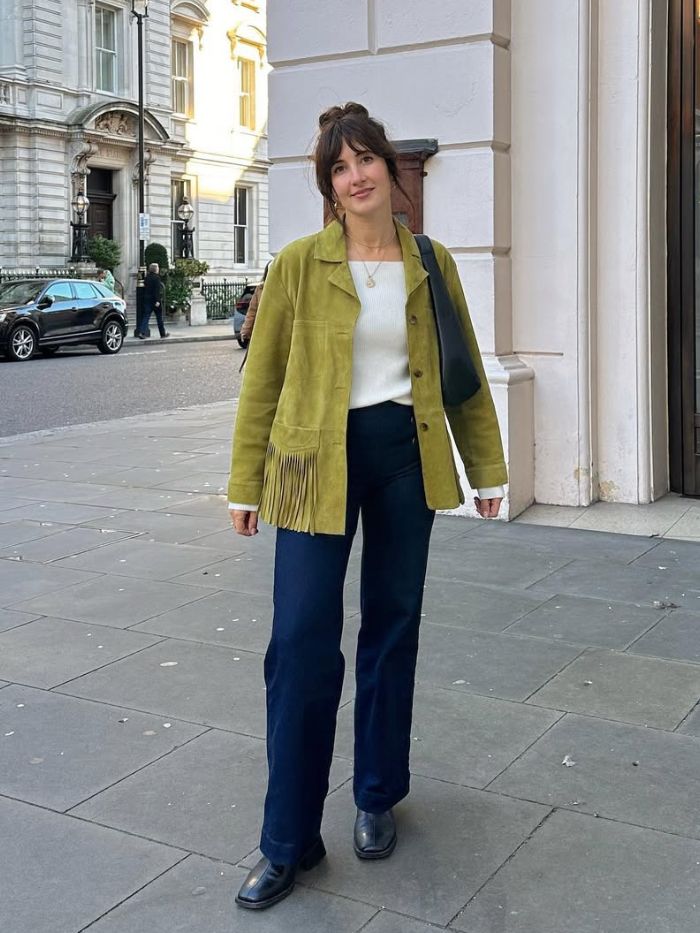 Melhores marcas de moda petite @rosieannbutcher vestindo jaqueta verde Whistles e jeans reto