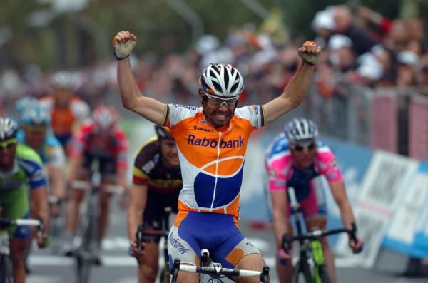 Oscar Freire pumps his fists at the finish