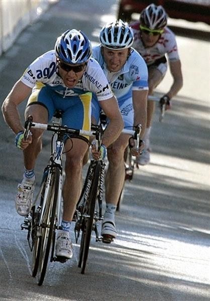 Rinaldo Nocentini (Ag2r-La Mondiale) came from nowhere to get third and steal the bonification seconds from Rebellin. Fr&auml;nk Schleck (Team CSC) is close behind.
