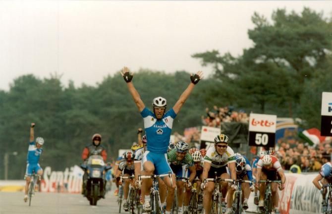 Mario Cipollini (Italy) claims the 2002 World Championships in Zolder
