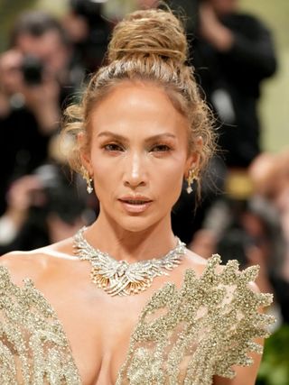 Tampilan riasan Jennifer Lopez Met Gala 2024