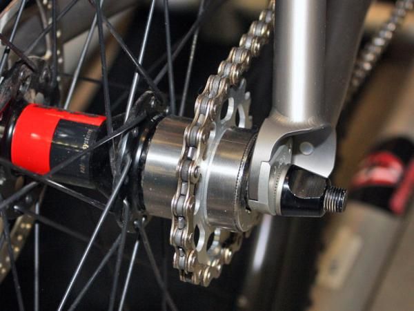 The freehub body spacers on this Eriksen singlespeed are, of course, made of titanium.