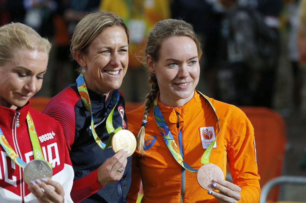 Olga Zabelinskaya on the podium with Kristin Armstrong and Anna van der Breggen