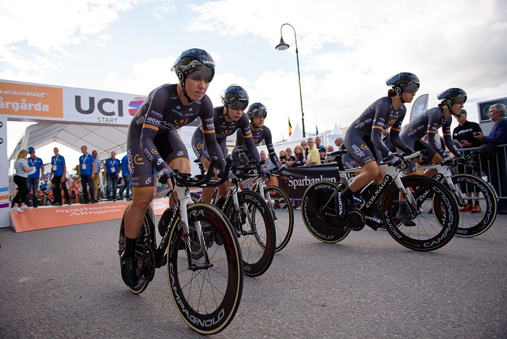 Wiggle High5 roll off the start ramp at the 42,5 km team time trial of the UCI Women's World Tour's 2016 Crescent V&aring;rg&aring;rda Team Time Trial