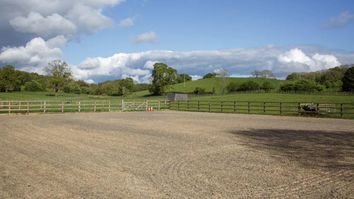 Outdoor manege
