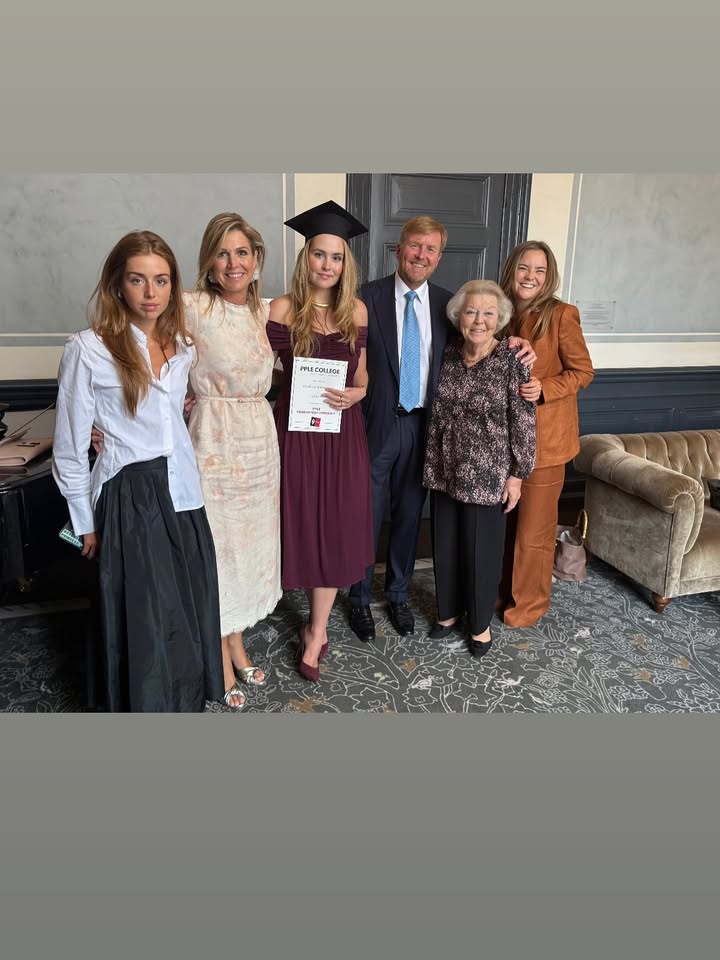 Princess Catharina-Amalia wearing a burgundy dress and a graduation cap posing with her parents, Queen Beatrix, and sisters Ariane and Alexia