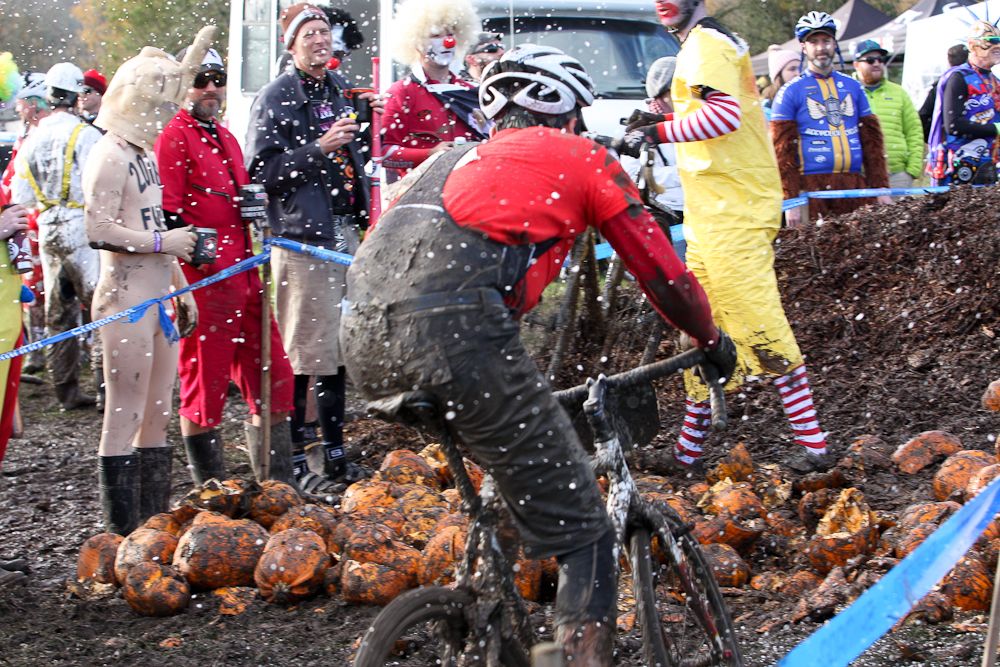 A riders makes his way through the pumpkin patch at SSCXWC 2016.
