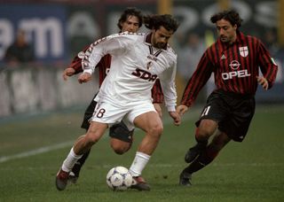 12 dicembre 1999: Gianluigi Lentini del Torino viene bloccato dalla difesa dell'AC Milan durante la partita di Serie A italiana giocata al San Siro di Milano, Italia. La partita terminò con una vittoria per 2-0 per il Milan. \ Crediti obbligatori: Claudio Villa /Allsport