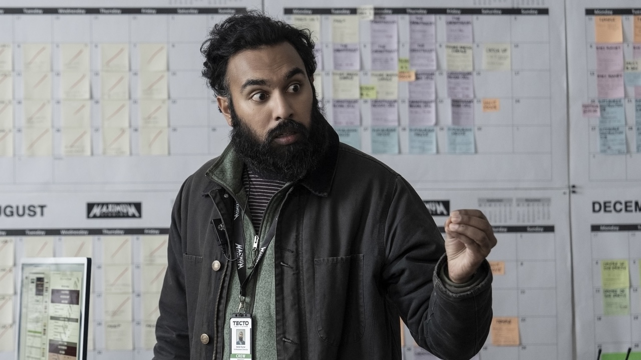 Himesh Patel ziet er gestresst uit in HBO's The Franchise Seizoen 1x02