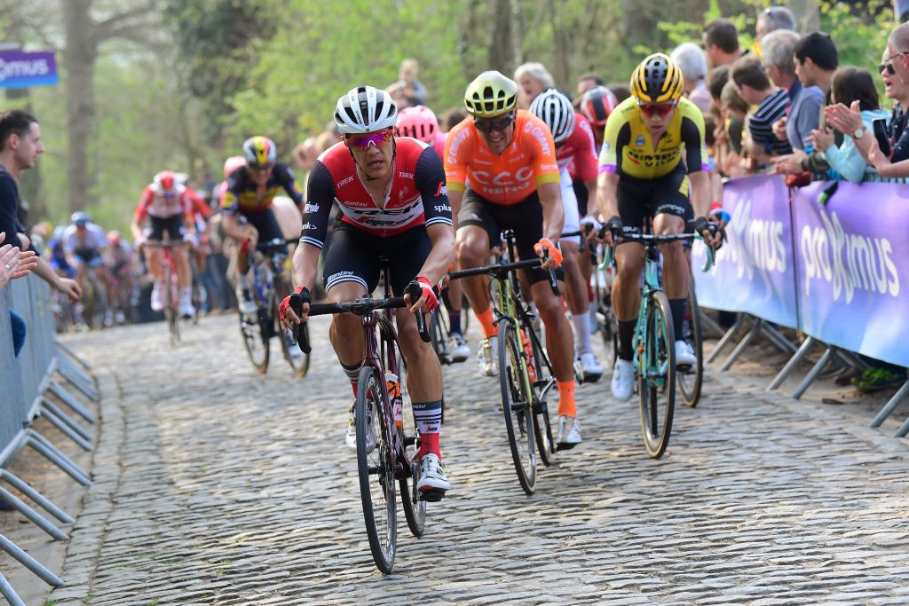 The riders attack the cobbles