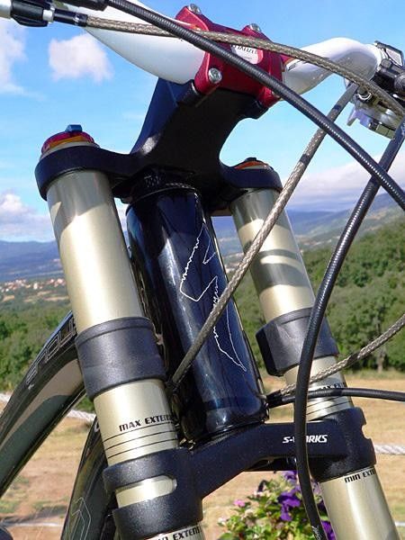 Most of the weight savings were achieved with new upper and lower crowns, a reshaped integrated stem, and a lighter steerer tube.