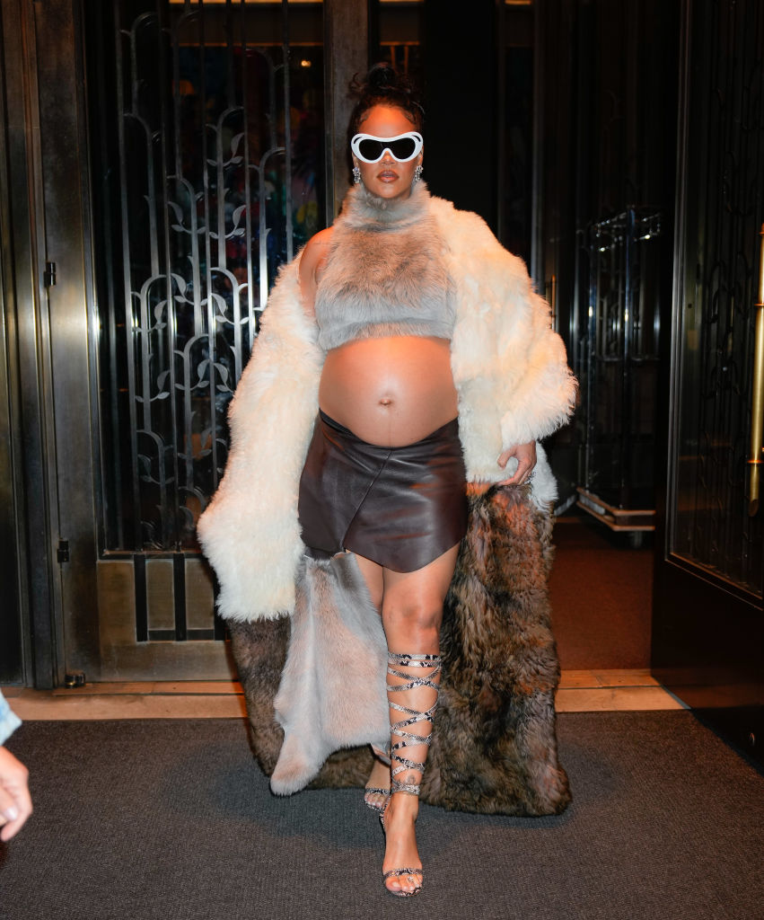 Rihanna es vista el 5 de mayo de 2023 en la ciudad de Nueva York con anillos en los dedos del pie hechos de un abrigo de piel.