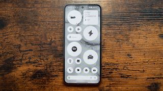 L'écran d'accueil de Nothing Phone 2 en monochrome avec de grandes et de petites icônes d'applications
