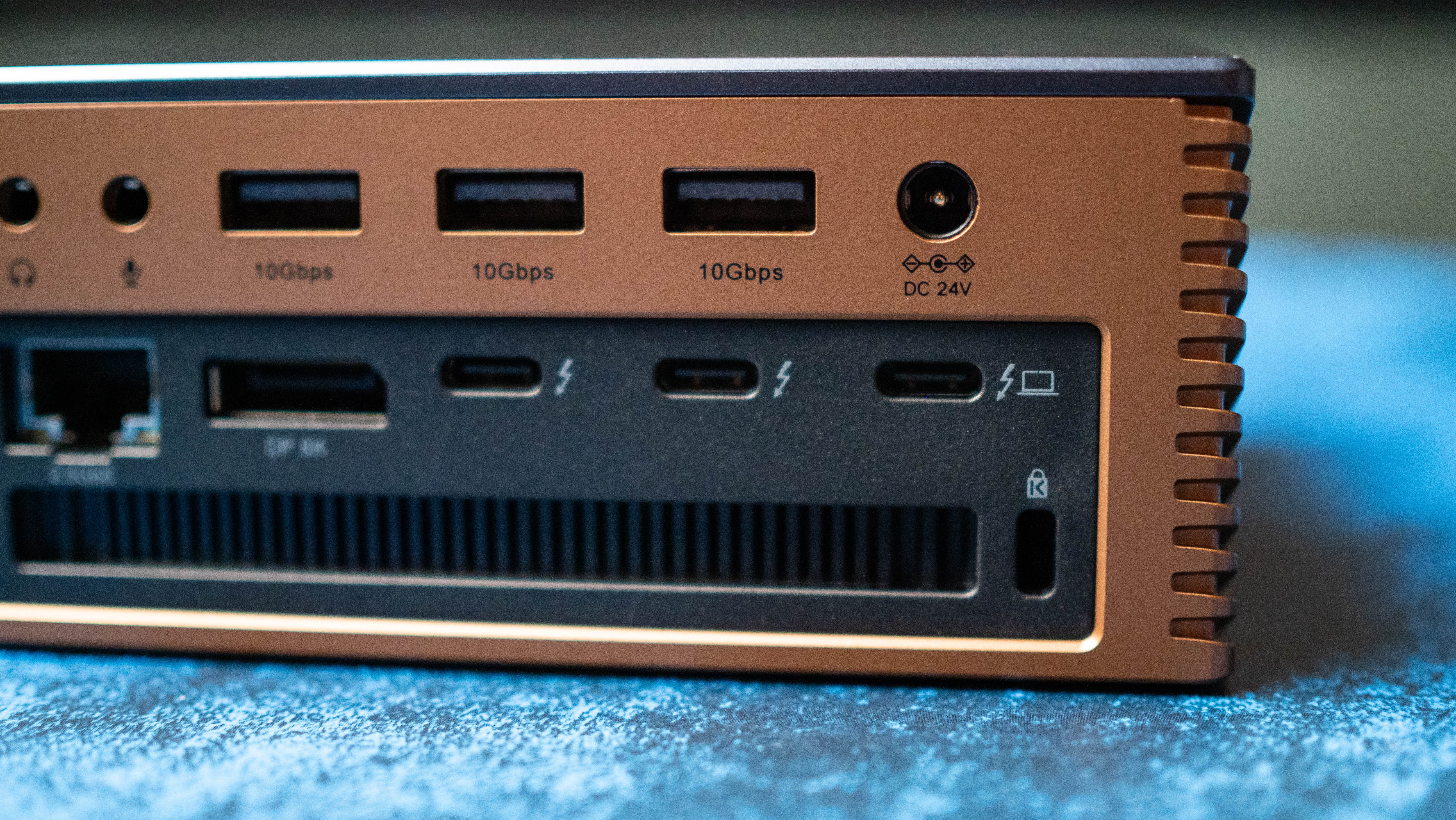UGREEN 17-in-1 Maxidok Thunderbolt 5 review on Android Central