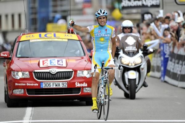 Daniel Navarro (Astana) salutes in Grenoble