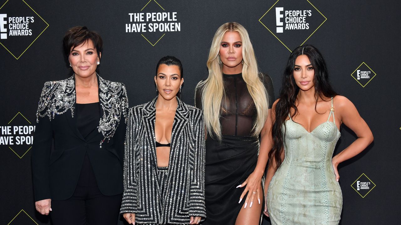 santa monica, california november 10 2019 e people&#039;s choice awards pictured l r kris jenner, kourtney kardashian, khlo√© kardashian, and kim kardashian west arrive to the 2019 e people&#039;s choice awards held at the barker hangar on november 10, 2019 nup188989 photo by amy sussmane entertainmentnbcu photo bank