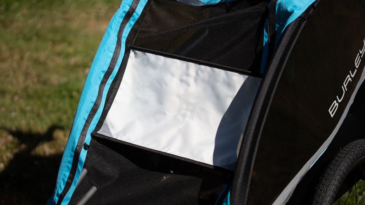 Burley D&rsquo;Lite X bike trailer sunshade