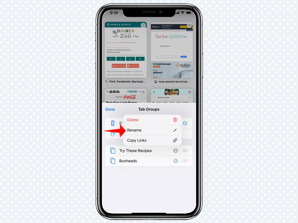 Красная стрелка указывает на пункт «Переименовать» в меню «Группы вкладок» в Safari в iOS 15.