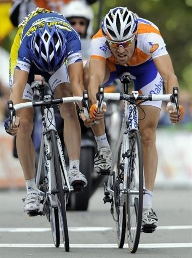 Paul Martens outpaces Riccardo Ricco to win the GP de Wallonie.