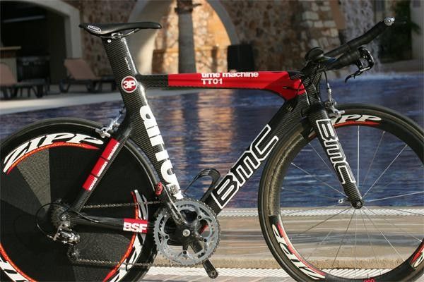 This is the bike he hopes will take him to victory against the clock. Despite the disc wheel, it is very light and looks schhhweeeeet.