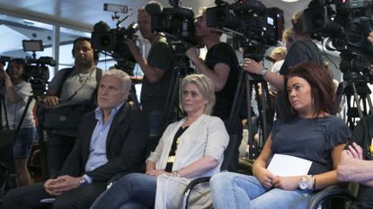 Journalist Peter R de Vries (seated far left) at a press conference in 2017