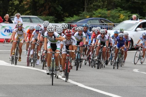 Shara Gillow (Australia) leads the bunch which was chasing Pooley.