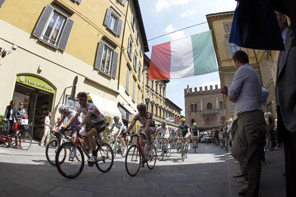 Riders head under the Italian flag on stage 3 of the Giro d'Italia