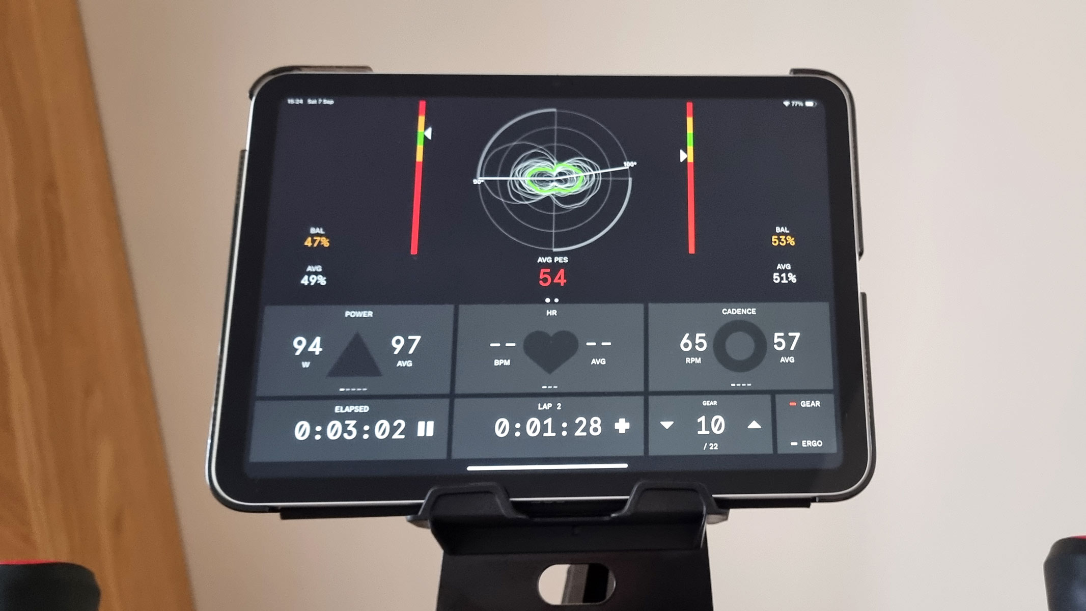 Bicicleta inteligente Wattbike Proton, una foto de primer plano de la pantalla de puntuación de PES en la aplicación Hub