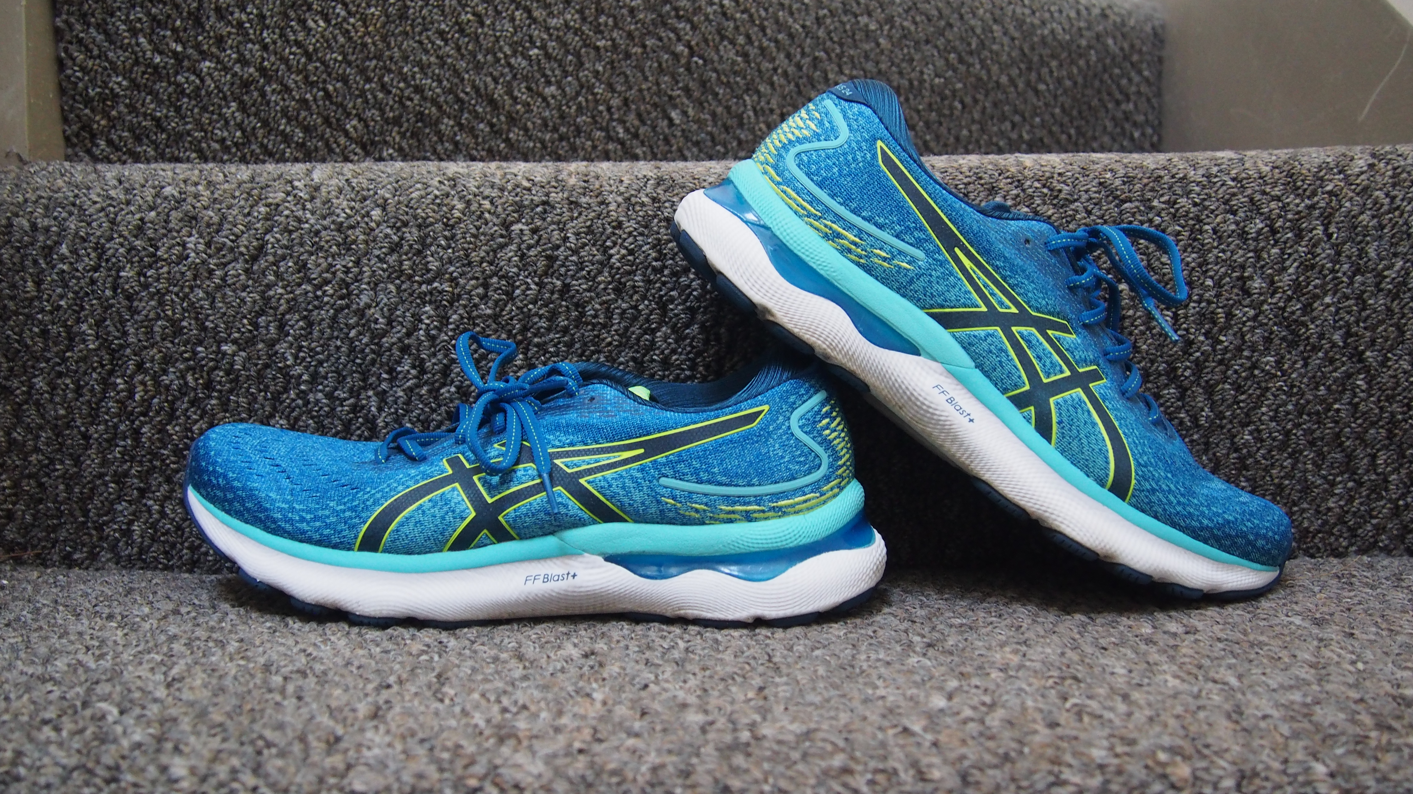 Asics Gel Nimbus 24 running shoe in blue