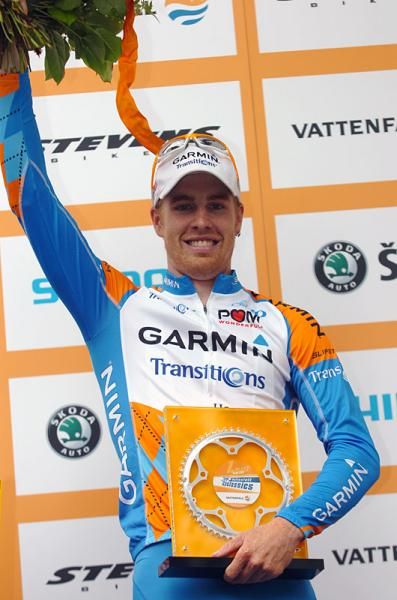 Tyler Farrar (Garmin - Transitons) salutes the crowd after winning the 2010 Vattenfall Cyclcassics.