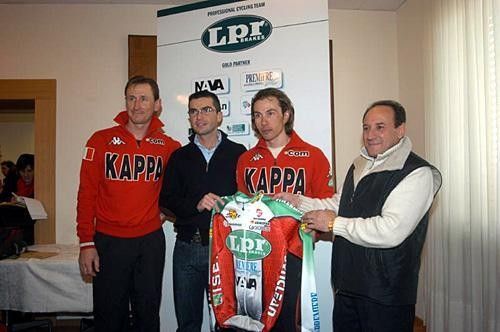 Tonkov and Konyshev with the team jersey