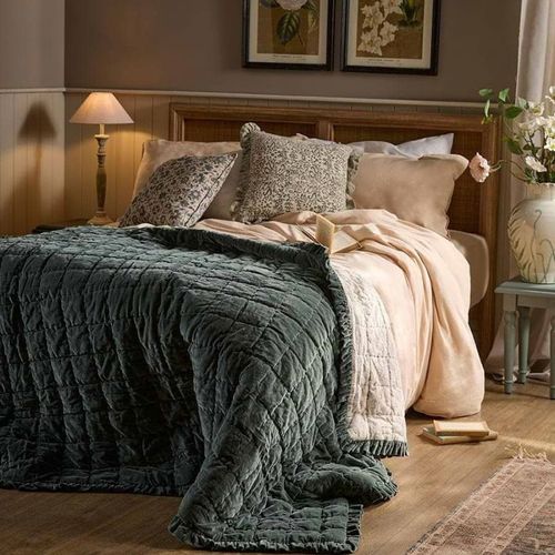 Ruffle Quilted Velvet Bedspread 