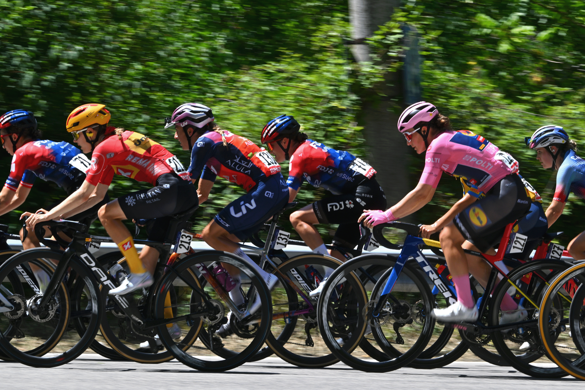 The peloton during stage 7 of the Giro d'Italia Women