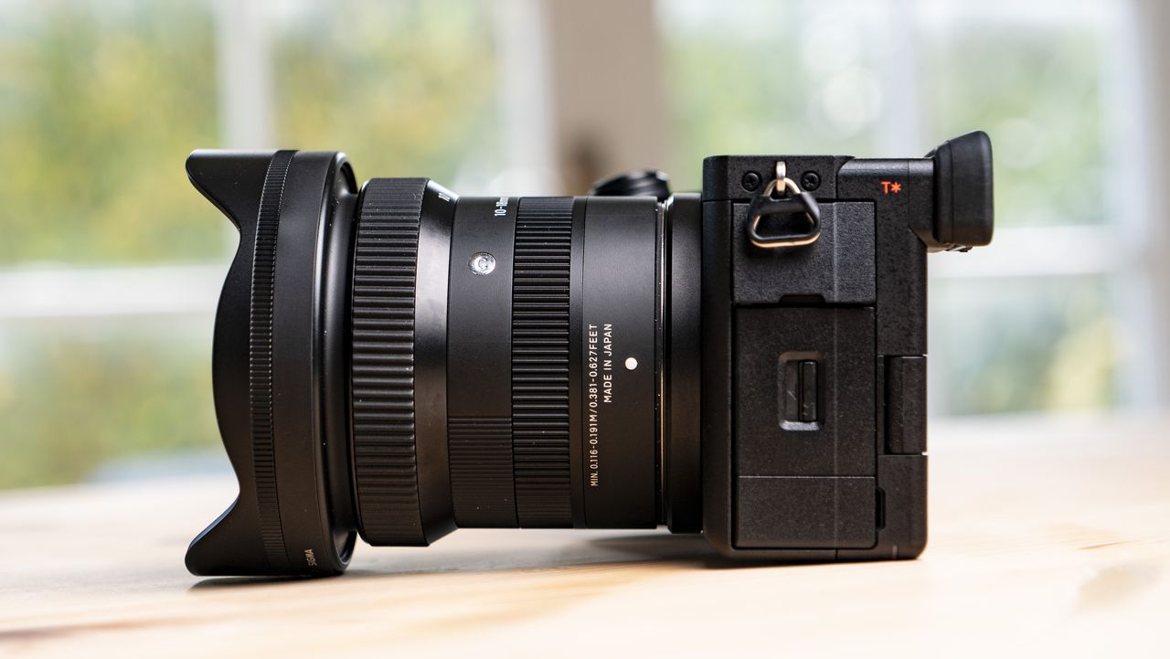Profile of the Sigma 10-18mm f/2.8 DC DN lens mounted to a Sony A6700