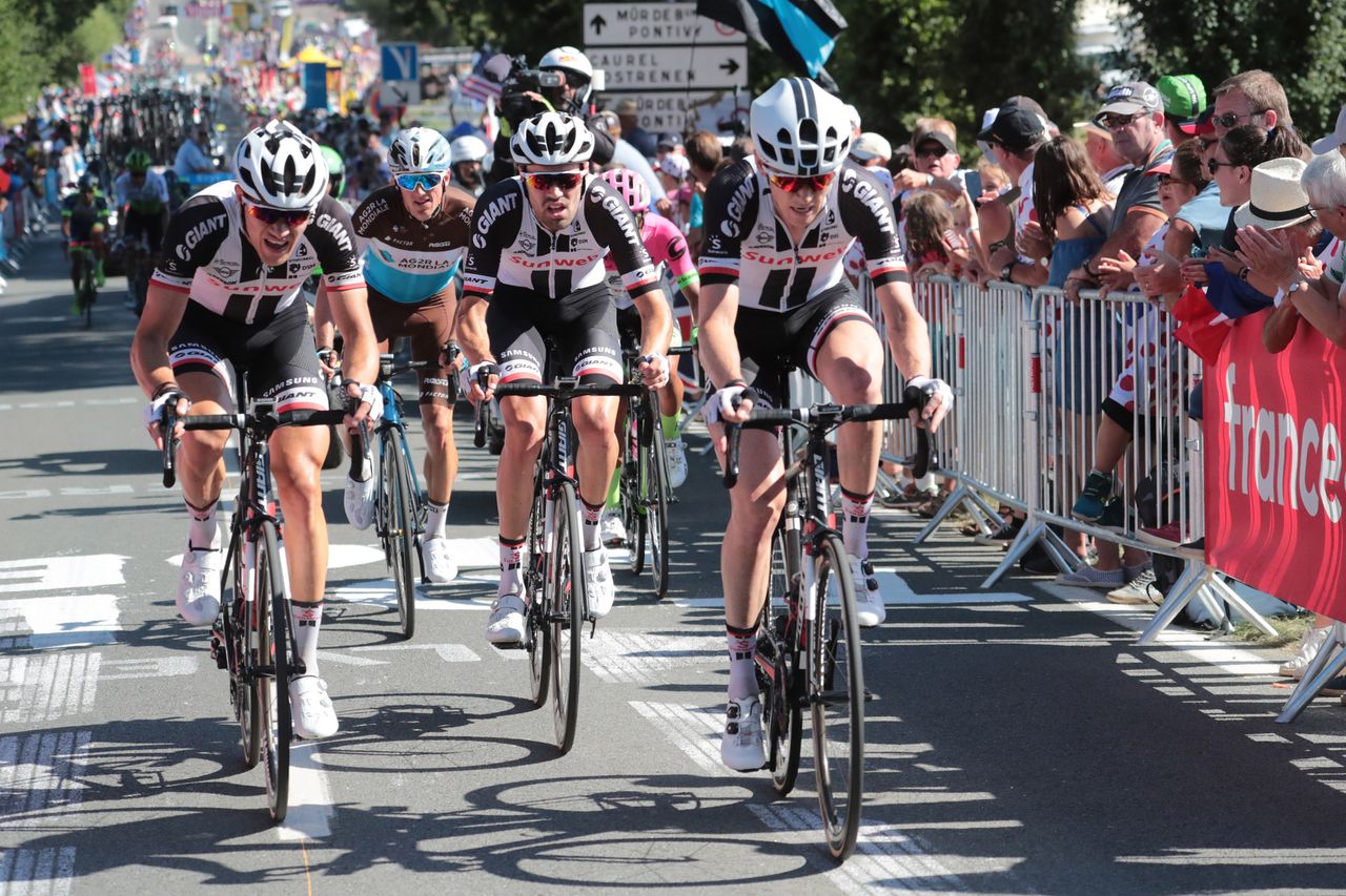 Tom Dumoulin's Sunweb teammates try desperately to bring him back from a mechancial