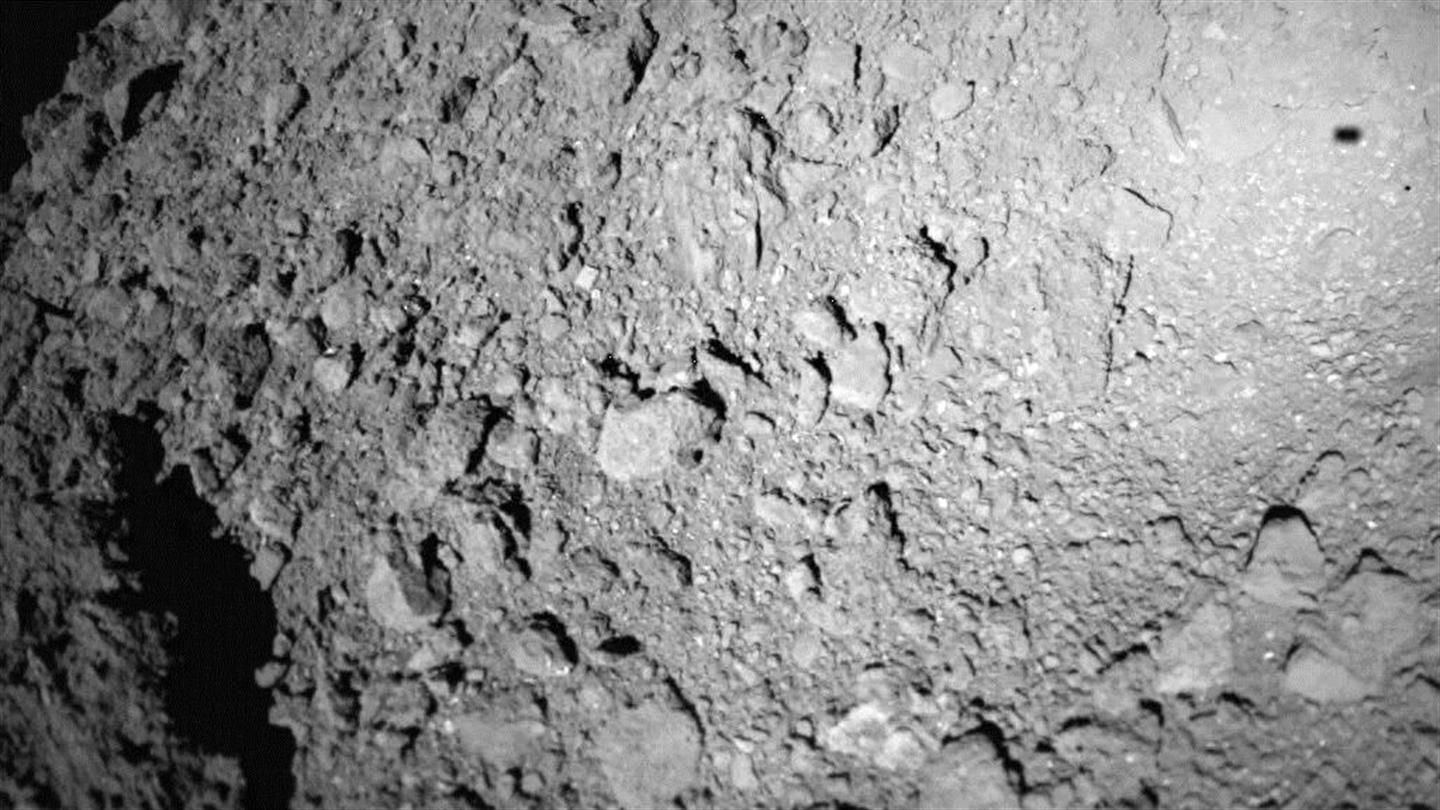 See the First Photo of Asteroid Ryugu from the Hopping MASCOT Lander ...