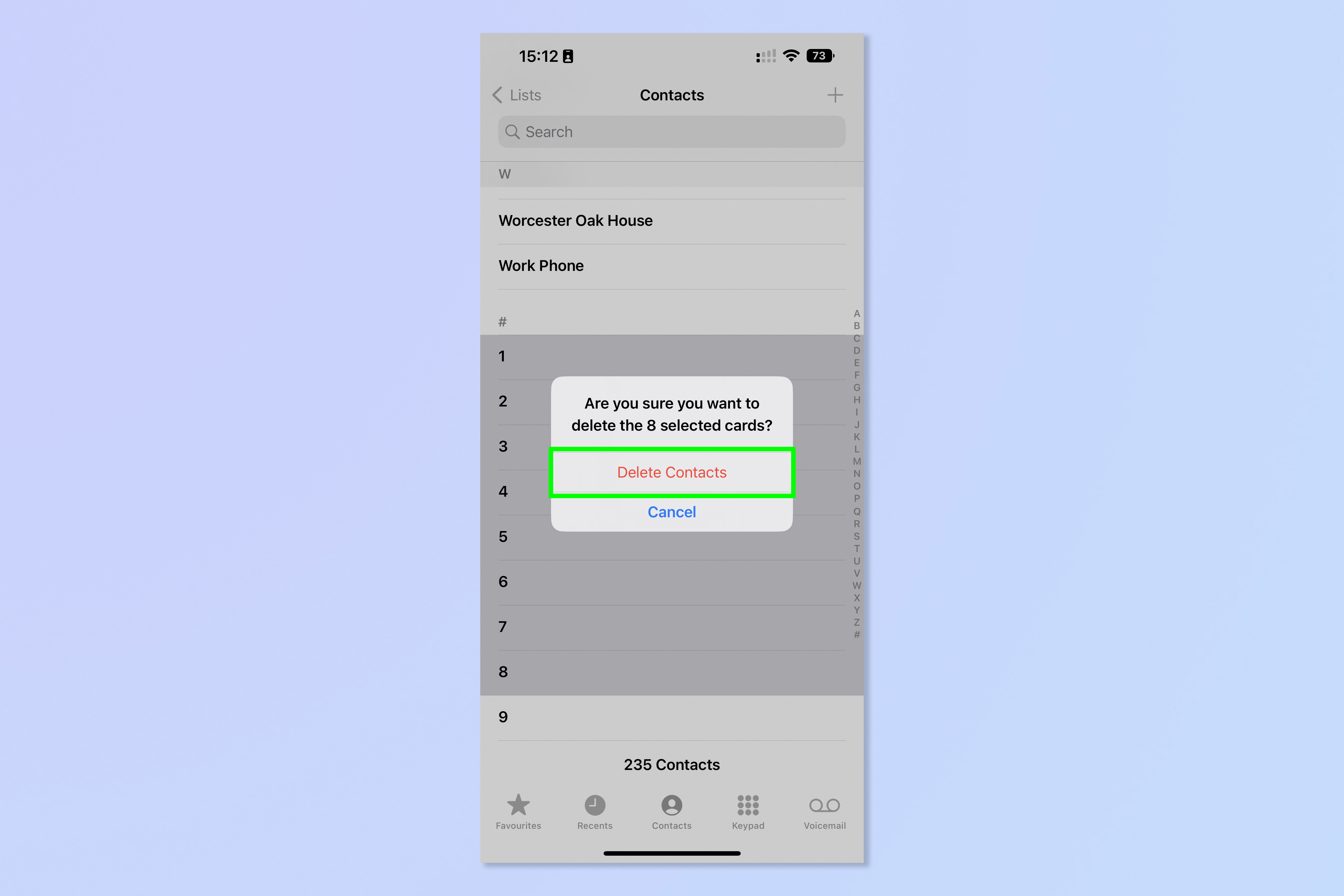Une capture d'écran montrant les étapes requises pour supprimer plusieurs contacts sur iPhone