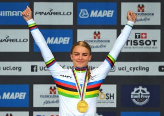 Cat Ferguson, the newly crowned junior women&#039;s road race world champion, celebrates her title in Zürich