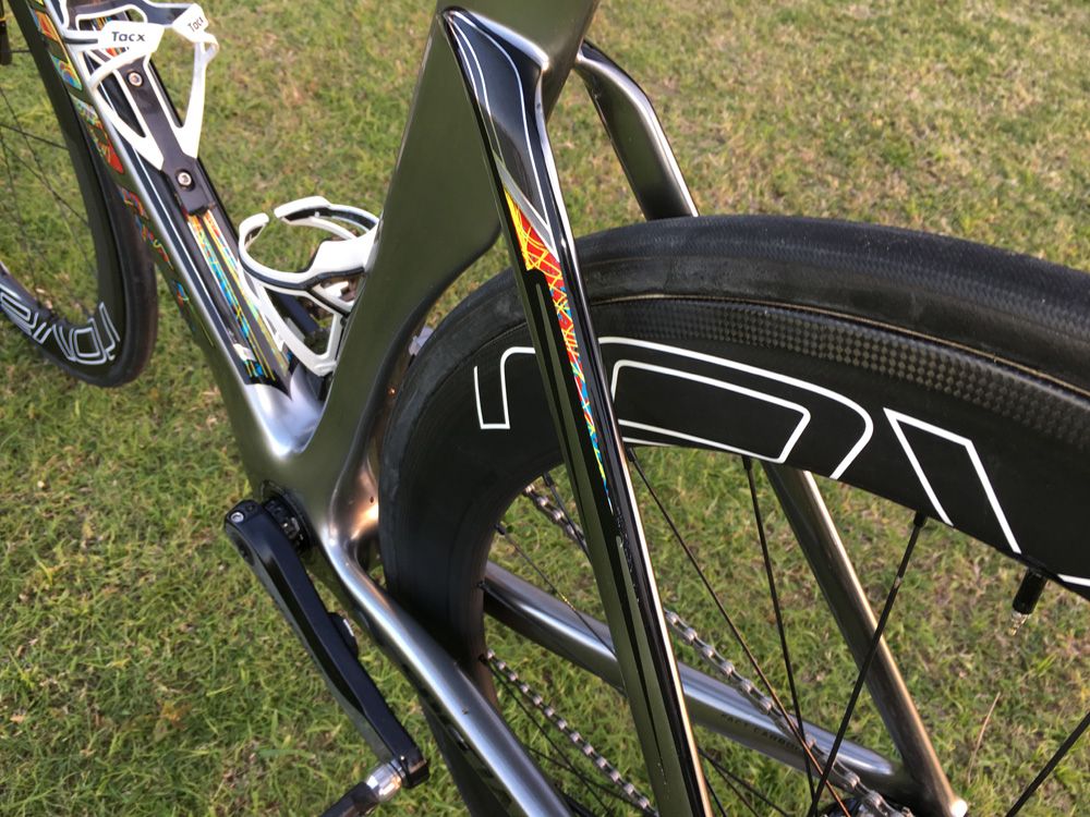 With no rim brakes, the stays are aerodynamic